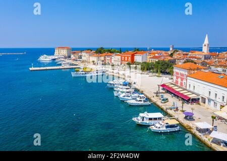 Vue sur le front de mer de Porec en Croatie Banque D'Images