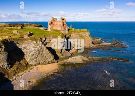 North Berwick, Écosse, Royaume-Uni. 13 mars 2021. Samedi, vous pourrez admirer le soleil et le ciel bleu avec un vent perpleux sur le château de Tantallon perché au-dessus des falaises de la mer à l'extérieur de North Berwick, dans l'est du Lothian. Malheureusement, le château reste fermé au public pendant le confinement du coronavirus. Iain Masterton/Alay Live News Banque D'Images