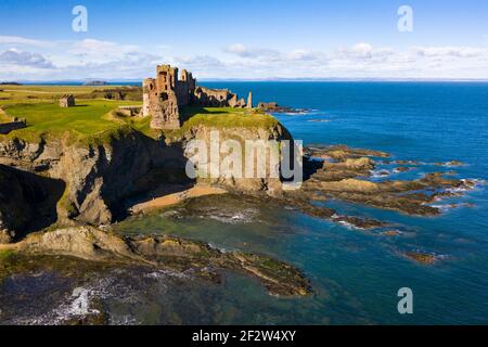 North Berwick, Écosse, Royaume-Uni. 13 mars 2021. Samedi, vous pourrez admirer le soleil et le ciel bleu avec un vent perpleux sur le château de Tantallon perché au-dessus des falaises de la mer à l'extérieur de North Berwick, dans l'est du Lothian. Malheureusement, le château reste fermé au public pendant le confinement du coronavirus. Iain Masterton/Alay Live News Banque D'Images