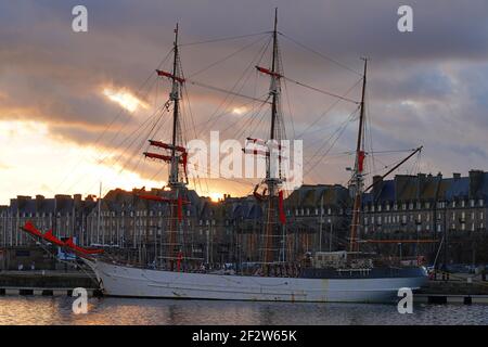 SAINT MALO, FRANCE -1 2021 JANV.- coucher de soleil sur des bateaux en hiver à Saint Malo, Bretagne, France. Banque D'Images
