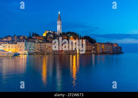 Vue sur la ville croate de Rovinj au coucher du soleil Banque D'Images