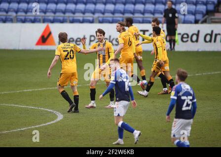 Jack Iredale de Cambridge United (deuxième à gauche) célèbre le deuxième but de son équipe avec Joe Ironside (à gauche), alors que les joueurs d'Oldham Athletic semblent être abattus lors du match Sky Bet League Two à Boundary Park, Oldham. Banque D'Images