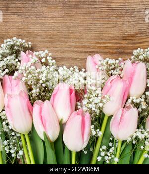 Magnifiques tulipes roses et blanches sur fond de bois. Copier l'espace. Banque D'Images