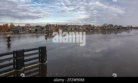 Zaan verte caractéristique des maisons avec moulin sur les rives de la rivière Zaan à Zaandijk aux Pays-Bas Banque D'Images