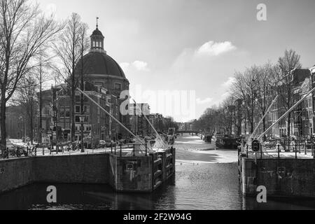 Amsterdam, pays-Bas, 12 février 2021 : photo en noir et blanc de l'église du dôme le long du canal Singel dans le vieux centre d'Amsterdam Banque D'Images