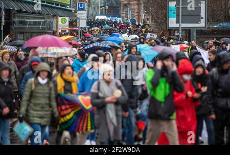 Stuttgart, Allemagne. 13 mars 2021. Sous la devise « assez, c'est assez ! », de nombreuses personnes participent à une manifestation contre la politique actuelle de Corona et défilent dans le centre-ville de Stuttgart. Credit: Christoph Schmidt/dpa/Alay Live News Banque D'Images