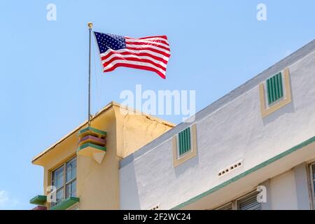 Drapeau américain au sommet d'un bâtiment art déco, Miami City, Floride, États-Unis Banque D'Images