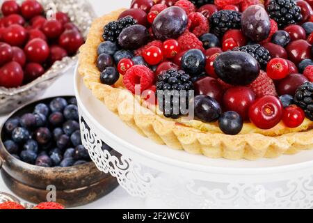 Tarte douce aux framboises, bleuets, mûres, cerises et raisins de Corinthe. Dessert de fête Banque D'Images