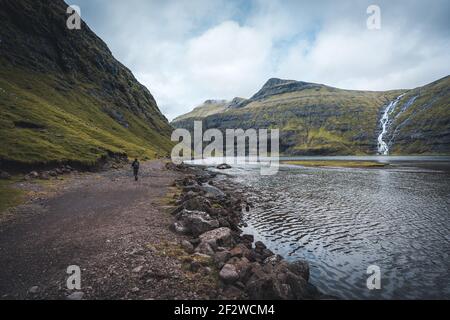 Delta de la rivière avec plage de sable noir, rochers et hautes falaises dans les îles Féroé, près du village Saksun dans l'île Féroé de Strymoy pendant la période de marée basse Banque D'Images