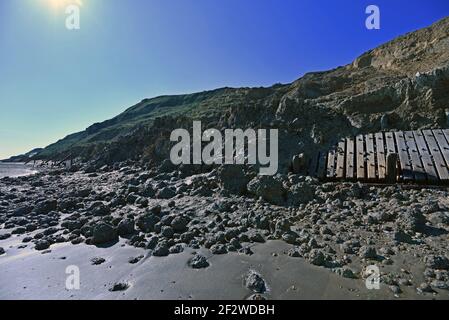 Mudslide et défenses maritimes en bois, Mundesley, Norfolk. Banque D'Images