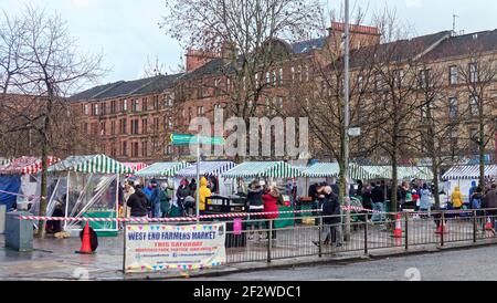 Glasgow, Écosse, Royaume-Uni. 13 mars 2021. Météo au Royaume-Uni : pluie torrentielle et vents violents avec plus à venir ont vu des intervalles ensoleillés avec le printemps dans l'air au-dessus de la ville. Un marché agricole à partick West End a été emballé sous le soleil. Crédit : Gerard Ferry/Alay Live News Banque D'Images