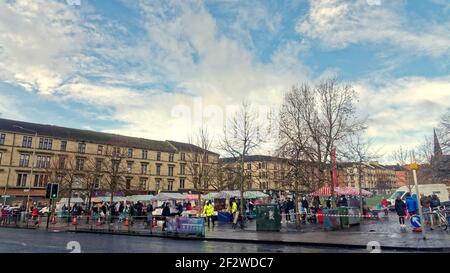 Glasgow, Écosse, Royaume-Uni. 13 mars 2021. Météo au Royaume-Uni : pluie torrentielle et vents violents avec plus à venir ont vu des intervalles ensoleillés avec le printemps dans l'air au-dessus de la ville. Un marché agricole à partick West End a été emballé sous le soleil. Crédit : Gerard Ferry/Alay Live News Banque D'Images