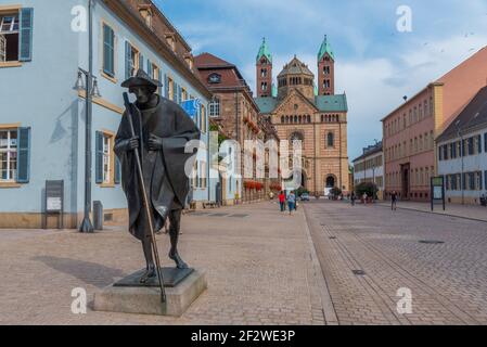 La statue de Jakobspilger et la cathédrale au bout de Maximilianstrasse à Speyer, en Allemagne Banque D'Images