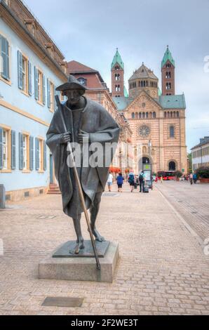 La statue de Jakobspilger et la cathédrale au bout de Maximilianstrasse à Speyer, en Allemagne Banque D'Images