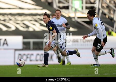 Derby, Royaume-Uni. 13 mars 2021. Ben Thompson #8 de Millwall court avec le ballon à Derby, Royaume-Uni le 3/13/2021. (Photo de Conor Molloy/News Images/Sipa USA) crédit: SIPA USA/Alay Live News Banque D'Images