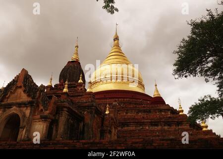 Magnifique pagode couverte de feuilles d'or dans la vieille ville de Bagan Banque D'Images