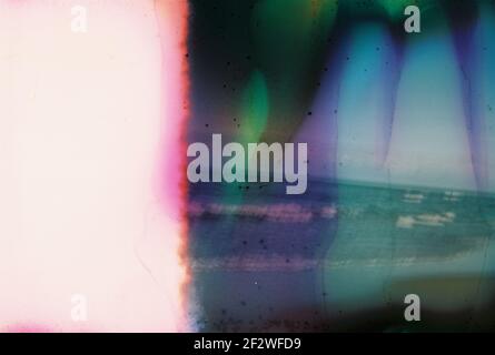 Photo endommagée et floue du bord de mer avec taches et rayures. Photo vieilli vintage. Banque D'Images
