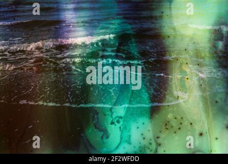 Photo endommagée et floue du bord de mer avec taches et rayures. Photo vieilli vintage. Banque D'Images