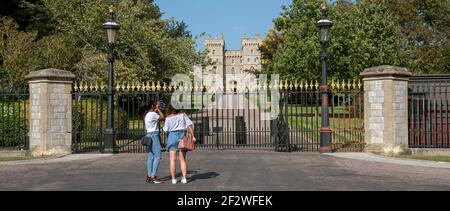 Windsor, Angleterre, Royaume-Uni. 2020. Les visiteurs qui cherchent le château de Windsor et la passerelle George VI et les appartements de visiteurs de la longue promenade. Windsor. Banque D'Images