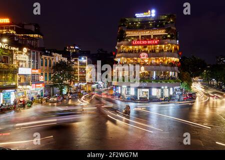 Vue nocturne de la place Dong Kinh Nghia Thuc, Hanoï, Vietnam. Banque D'Images