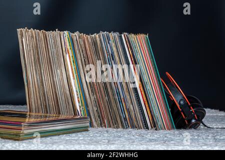 une pile de vieux disques en vinyle et de casques hifi Banque D'Images