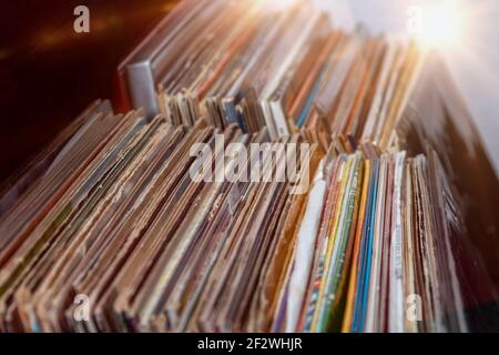 une pile de vieux disques vinyles Banque D'Images