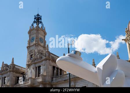 Valence, Espagne. 13 mars 2021. Vue du chou-fleur éclairé en mémoire de l'annulation des Fallas.tous les actes de Fallas ont été suspendus en permanence en raison de la situation sanitaire causée par Covid19. Pour se souvenir de l'esprit des Fallas pendant la semaine suivante, un chaudron a été allumé comme un rappel sur la place de l'hôtel de ville de Valence. (Photo de Xisco Navarro/SOPA Images/Sipa USA) crédit: SIPA USA/Alay Live News Banque D'Images