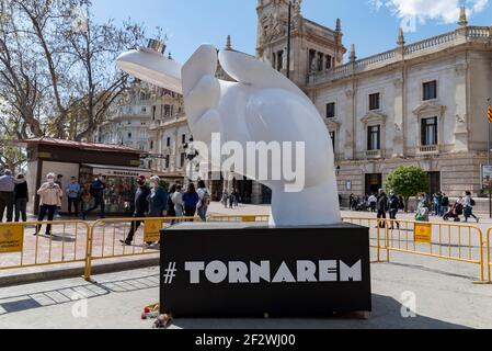 Valence, Espagne. 13 mars 2021. Vue du chou-fleur éclairé en mémoire de l'annulation des Fallas.tous les actes de Fallas ont été suspendus en permanence en raison de la situation sanitaire causée par Covid19. Pour se souvenir de l'esprit des Fallas pendant la semaine suivante, un chaudron a été allumé comme un rappel sur la place de l'hôtel de ville de Valence. (Photo de Xisco Navarro/SOPA Images/Sipa USA) crédit: SIPA USA/Alay Live News Banque D'Images