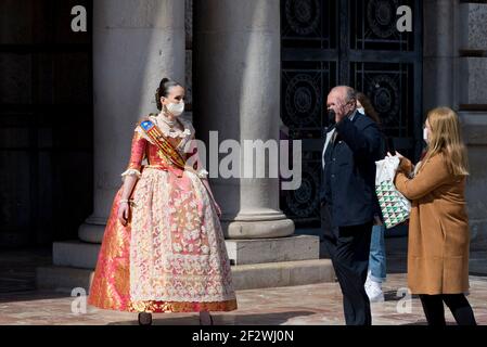 Valence, Espagne. 13 mars 2021. Une fallaera vue à la place de l'Hôtel de ville.tous les actes de Fallas ont été suspendus en permanence en raison de la situation sanitaire causée par Covid19. Pour se souvenir de l'esprit des Fallas pendant la semaine suivante, un chaudron a été allumé comme un rappel sur la place de l'hôtel de ville de Valence. (Photo de Xisco Navarro/SOPA Images/Sipa USA) crédit: SIPA USA/Alay Live News Banque D'Images