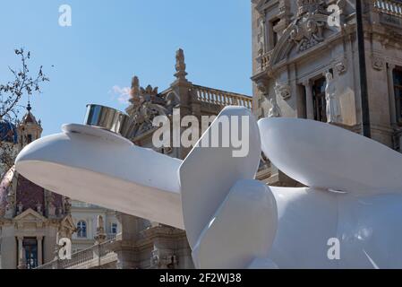 Valence, Espagne. 13 mars 2021. Vue du chou-fleur éclairé en mémoire de l'annulation des Fallas.tous les actes de Fallas ont été suspendus en permanence en raison de la situation sanitaire causée par Covid19. Pour se souvenir de l'esprit des Fallas pendant la semaine suivante, un chaudron a été allumé comme un rappel sur la place de l'hôtel de ville de Valence. (Photo de Xisco Navarro/SOPA Images/Sipa USA) crédit: SIPA USA/Alay Live News Banque D'Images