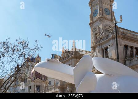 Valence, Espagne. 13 mars 2021. Vue du chou-fleur éclairé en mémoire de l'annulation des Fallas.tous les actes de Fallas ont été suspendus en permanence en raison de la situation sanitaire causée par Covid19. Pour se souvenir de l'esprit des Fallas pendant la semaine suivante, un chaudron a été allumé comme un rappel sur la place de l'hôtel de ville de Valence. Crédit : SOPA Images Limited/Alamy Live News Banque D'Images