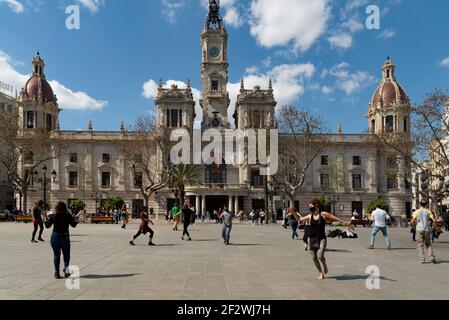 Valence, Espagne. 13 mars 2021. Les personnes portant des masques de visage dansent sur la place de l'hôtel de ville.tous les Fallas Act ont été suspendus en permanence en raison de la situation sanitaire causée par Covid19. Pour se souvenir de l'esprit des Fallas pendant la semaine suivante, un chaudron a été allumé comme un rappel sur la place de l'hôtel de ville de Valence. Crédit : SOPA Images Limited/Alamy Live News Banque D'Images