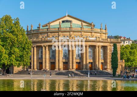 L'opéra national de Stuttgart se reflète sur l'eau, en Allemagne Banque D'Images