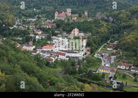 Vue sur Hardegg avec le château en Basse-Autriche, Autriche, Europe Banque D'Images