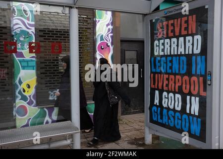Glasgow, Royaume-Uni, le 13 mars 2021. Des affiches célébrant la victoire du titre Scottish Premiership du week-end dernier par le club de football des Rangers, leur 55e titre, et proclamant leur gestionnaire, Steven Gerrard, un « Dieu », sont apparues dans des abris de bus dans le sud de la ville. Il semblerait que la campagne d'affichage soit une campagne de guérilla, avec l'utilisation non autorisée des espaces publicitaires. Crédit photo : Jeremy Sutton-Hibbert/Alay Live News. Banque D'Images