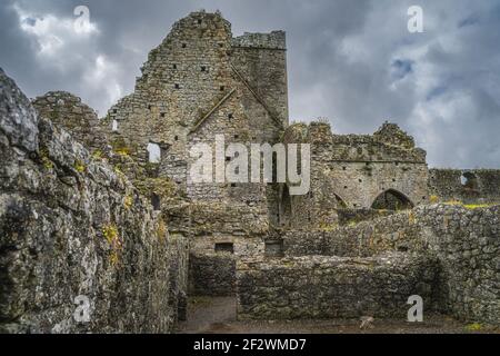 Gros plan sur les murs extérieurs de l'abbaye de Hore en ruines et abandonnées avec un ciel de tempête spectaculaire. Situé à côté du château Rock of Cashel, comté de Tipperary, Irlande Banque D'Images