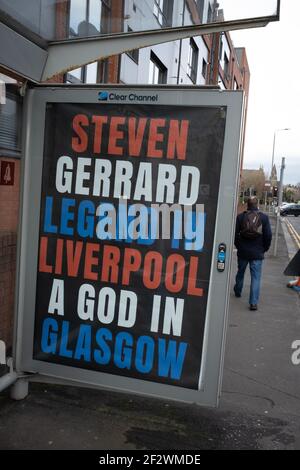 Glasgow, Royaume-Uni, le 13 mars 2021. Des affiches célébrant la victoire du titre Scottish Premiership du week-end dernier par le club de football des Rangers, leur 55e titre, et proclamant leur gestionnaire, Steven Gerrard, un « Dieu », sont apparues dans des abris de bus dans le sud de la ville. Il semblerait que la campagne d'affichage soit une campagne de guérilla, avec l'utilisation non autorisée des espaces publicitaires. Crédit photo : Jeremy Sutton-Hibbert/Alay Live News. Banque D'Images