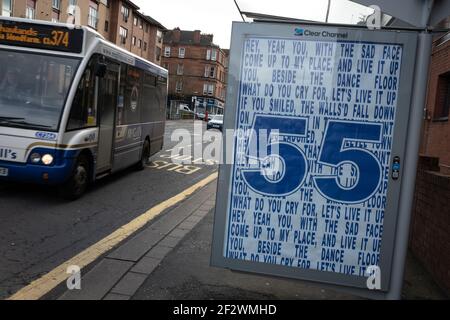 Glasgow, Royaume-Uni, le 13 mars 2021. Des affiches célébrant la victoire du titre Scottish Premiership du week-end dernier par le club de football des Rangers, leur 55e titre, et proclamant leur gestionnaire, Steven Gerrard, un « Dieu », sont apparues dans des abris de bus dans le sud de la ville. Il semblerait que la campagne d'affichage soit une campagne de guérilla, avec l'utilisation non autorisée des espaces publicitaires. Crédit photo : Jeremy Sutton-Hibbert/Alay Live News. Banque D'Images