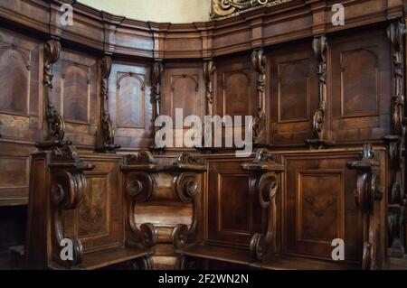 Détail d'un ancien banc sculpté dans une église en Italie. Vue frontale du coin de la paillasse. Il y a beaucoup de beaux détails à voir Banque D'Images