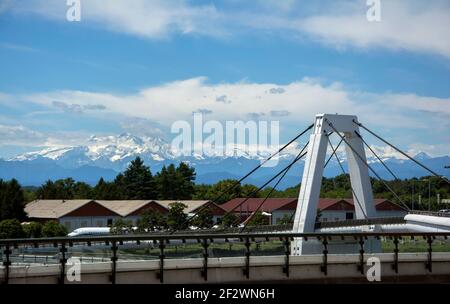 Aéroport de Milan Malpensa. Vue depuis l'entrée de l'aéroport vers les Alpes enneigées. Banque D'Images