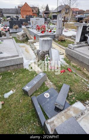 Détruit la pierre tombale dans le cimetière après le fort tremblement de terre 6.2 dans le village de Sela, près de la ville de Sisak. Banque D'Images