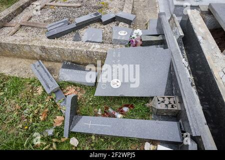 Détruit la pierre tombale dans le cimetière après le fort tremblement de terre 6.2 dans le village de Sela, près de la ville de Sisak. Banque D'Images