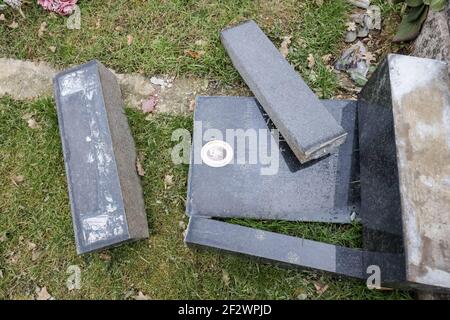 Détruit la pierre tombale dans le cimetière après le fort tremblement de terre 6.2 dans le village de Sela, près de la ville de Sisak. Banque D'Images