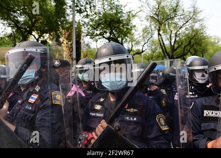 Bangkok, Thaïlande. 13 mars 2021. (3/13/2021) la police du contrôle des foules a mis en place des rangées interceptées pour ne pas permettre à des manifestants pro-démocratie de passer par l'avenue Ratchadamnoen en raison de la présence d'un endroit important du gouvernement. (Photo de Teera Noisakran/Pacific Press/Sipa USA) crédit: SIPA USA/Alay Live News Banque D'Images