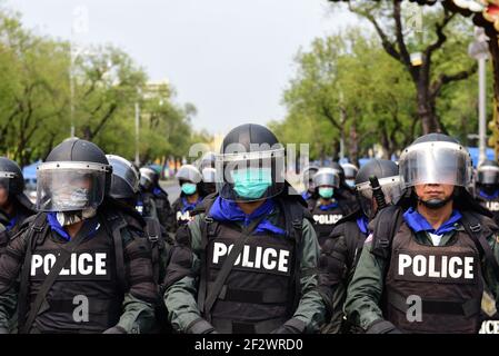 Bangkok, Thaïlande. 13 mars 2021. (3/13/2021) la police du contrôle des foules a mis en place des rangées interceptées pour ne pas permettre à des manifestants pro-démocratie de passer par l'avenue Ratchadamnoen en raison de la présence d'un endroit important du gouvernement. (Photo de Teera Noisakran/Pacific Press/Sipa USA) crédit: SIPA USA/Alay Live News Banque D'Images