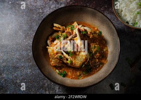 Crabe au piment de Singapour fait maison servi avec du riz au jasmin, concentré sélectif Banque D'Images