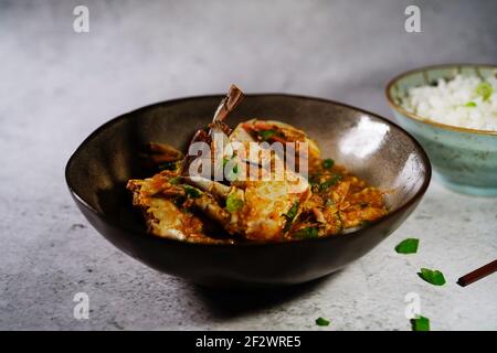 Crabe au piment de Singapour fait maison servi avec du riz au jasmin, concentré sélectif Banque D'Images