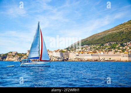 Voile yacht près de la vieille ville de Dubrovnik en Croatie. Paysage Banque D'Images