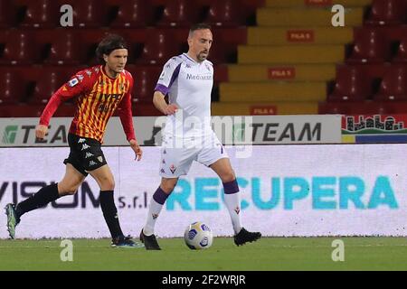 Franck Ribery (ACF Fiorentina) et Perparim Hetemaj (Benevento Calcio) pendant la Serie UN match de football entre Benevento - Fiorentina, Stadio Ciro Vigorito le 13 mars 2021 à Benevento Italie / LM Banque D'Images