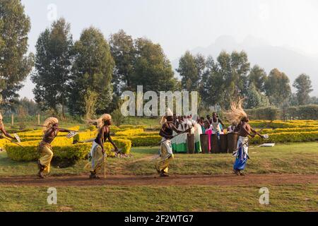 Des danseurs locaux dansent de la danse traditionnelle au quartier général de Kinigi, dans le parc national des volcans. Banque D'Images